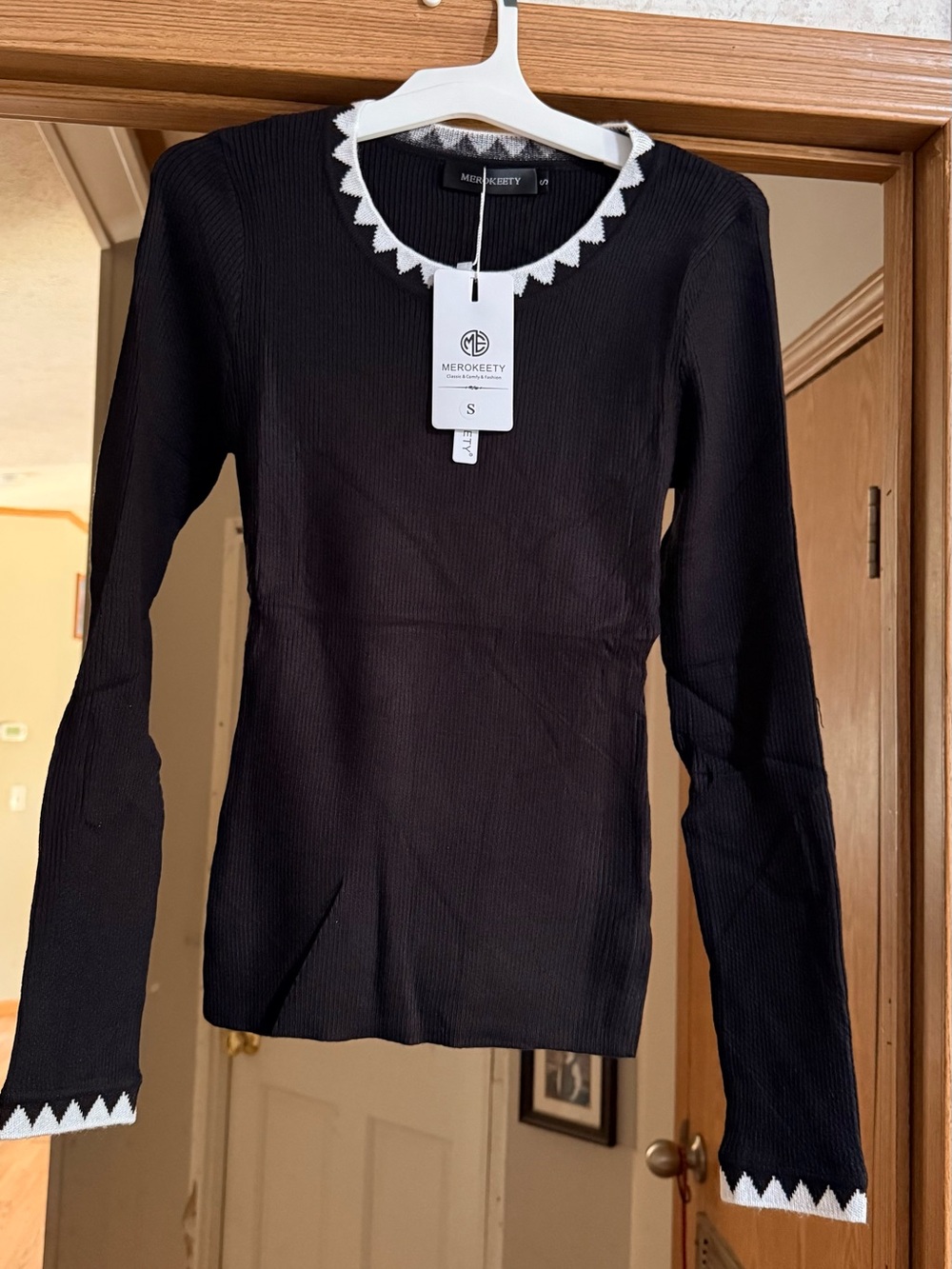 Merokeety Black Ribbed Long-Sleeve Top with White Trim - Small